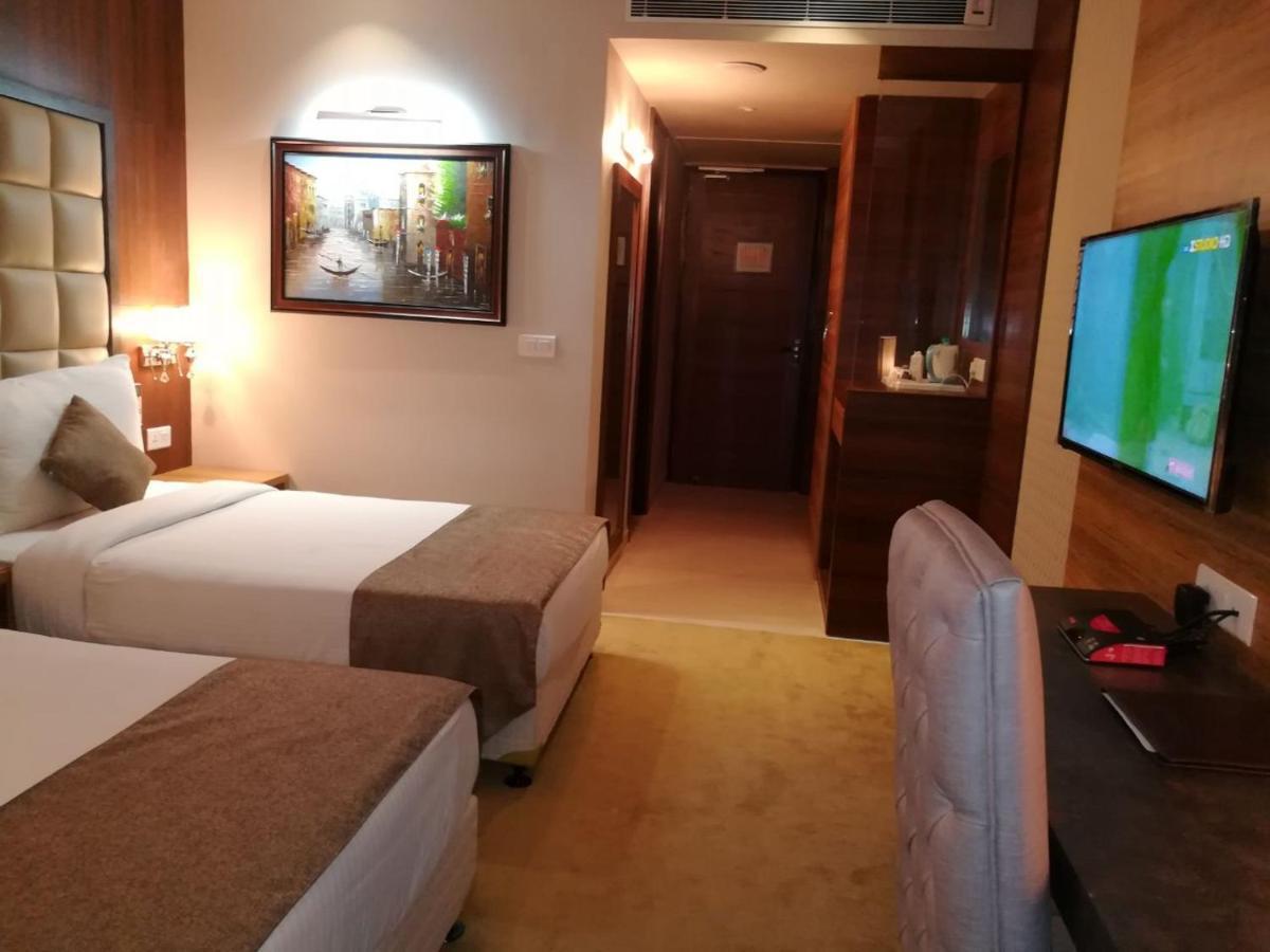 Hide Away Suites Noida Eksteriør bilde