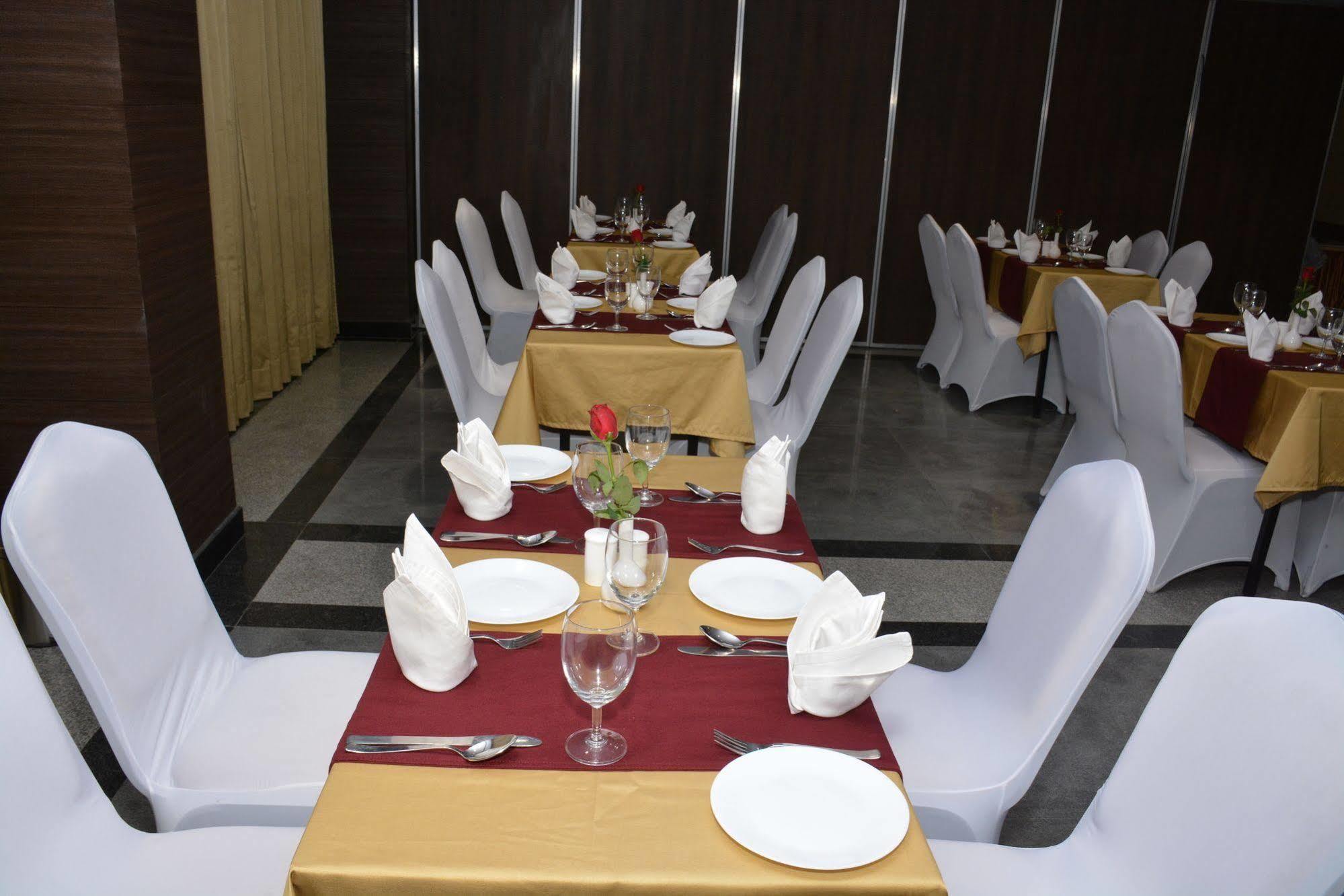Hide Away Suites Noida Eksteriør bilde