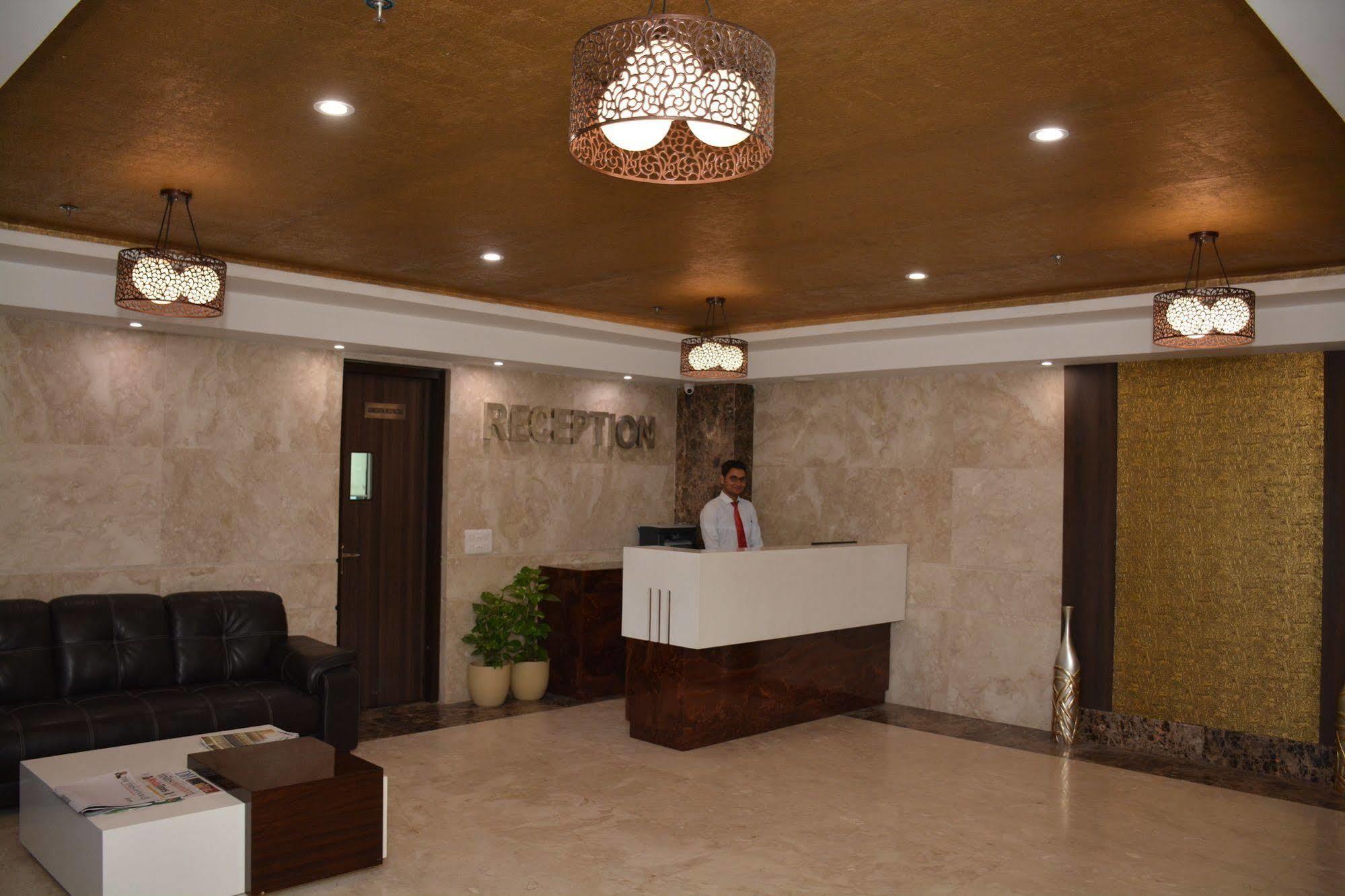 Hide Away Suites Noida Eksteriør bilde