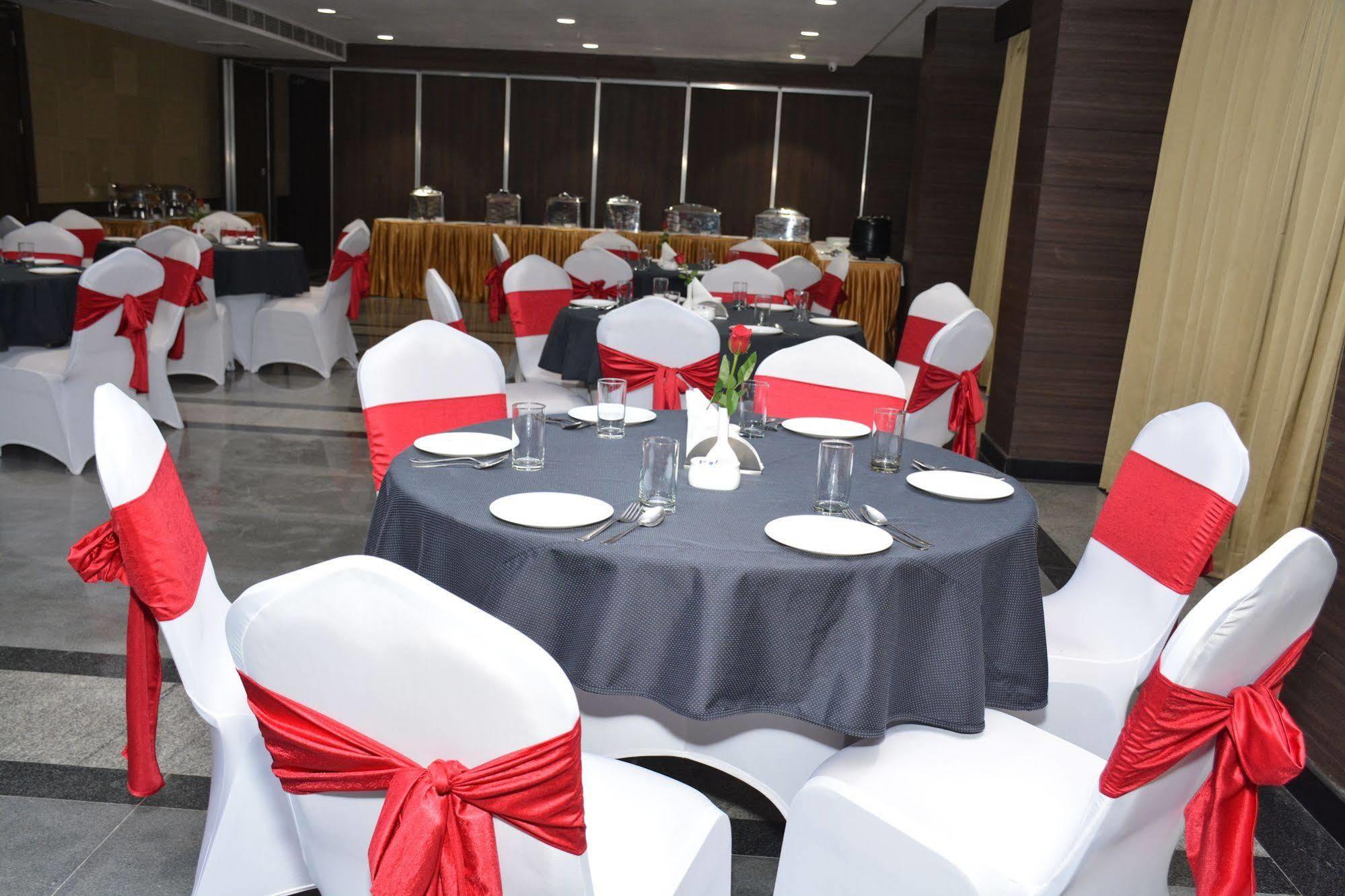 Hide Away Suites Noida Eksteriør bilde