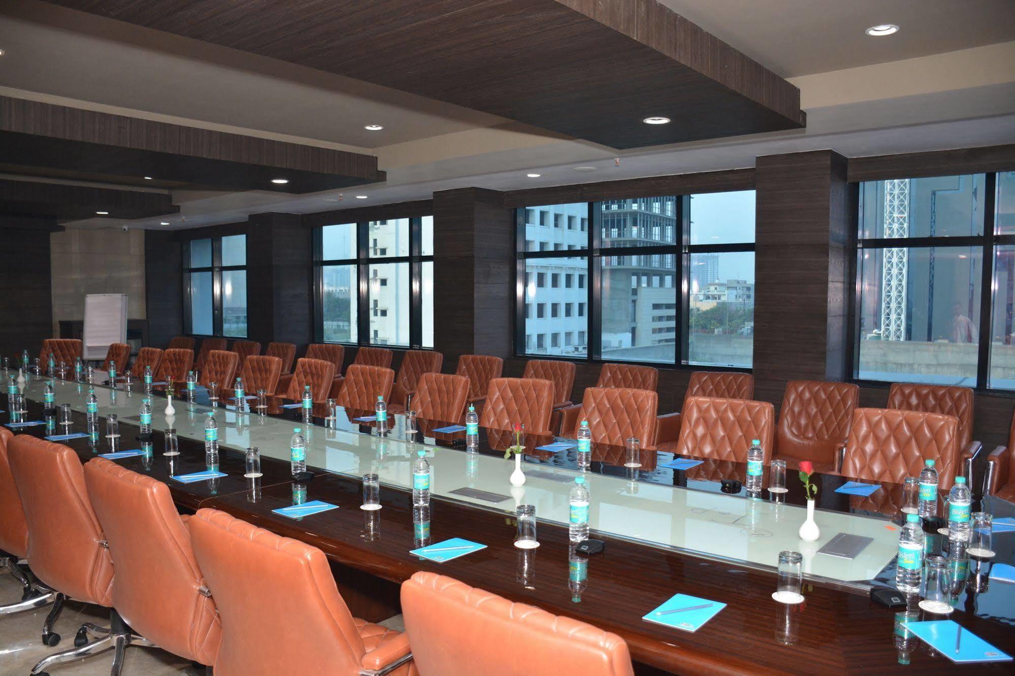 Hide Away Suites Noida Eksteriør bilde